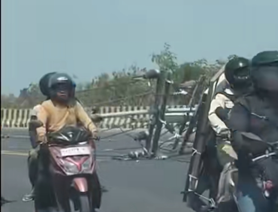 Soal 10 Tiang Listrik di Gresik Tumbang Hingga Lukai Warga dan Rusak Mobil, GM PLN UID Jatim Bungkam